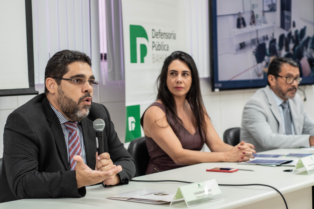 Dr. Cláudio Piansky, Dra. Cynara Fernandes e Jeremias Xavier de Moura, da PrevNordeste, compondo a mesa de evento organizado pela Defensoria Pública do Estado da Bahia